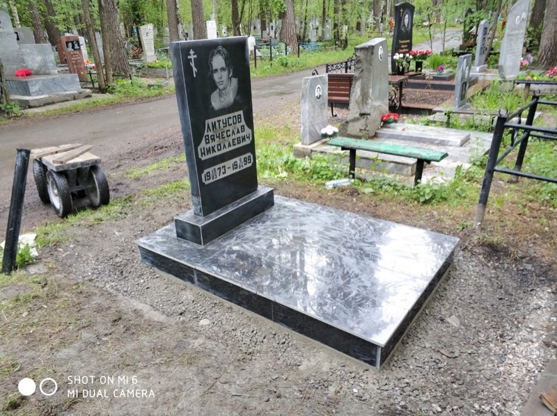 Памятник из гранита